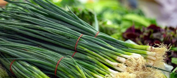 Daun bawang dijual di pasar (sumber: delishably.com)