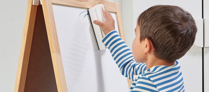 Ilustrasi: Anak Menghapus Tulisan di Whiteboard (credit: IKEA Indonesia)