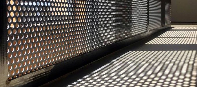 Pembatas dari plat besi berlubang/perforated metal sheet (sumber: buymetalonline.co.uk)