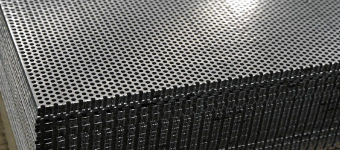 Plat besi berlubang/perforated metal sheet (sumber: iqsdirectory.com)