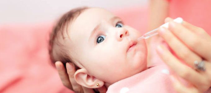 Ilustrasi: pakai obat drop untuk bayi (sumber: istockphoto)