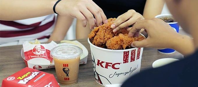 Menyantap menu KFC (sumber: katalogkjsm.com)